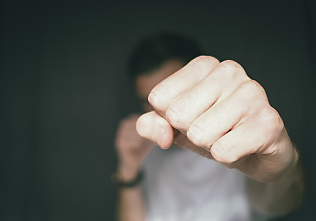 Μύκονος: «Εύχομαι να πέθαινε ο πατέρας σου» φέρεται να είπε η 44χρονη στον 17χρονο γιο της κι εκείνος την ξυλοκόπησε