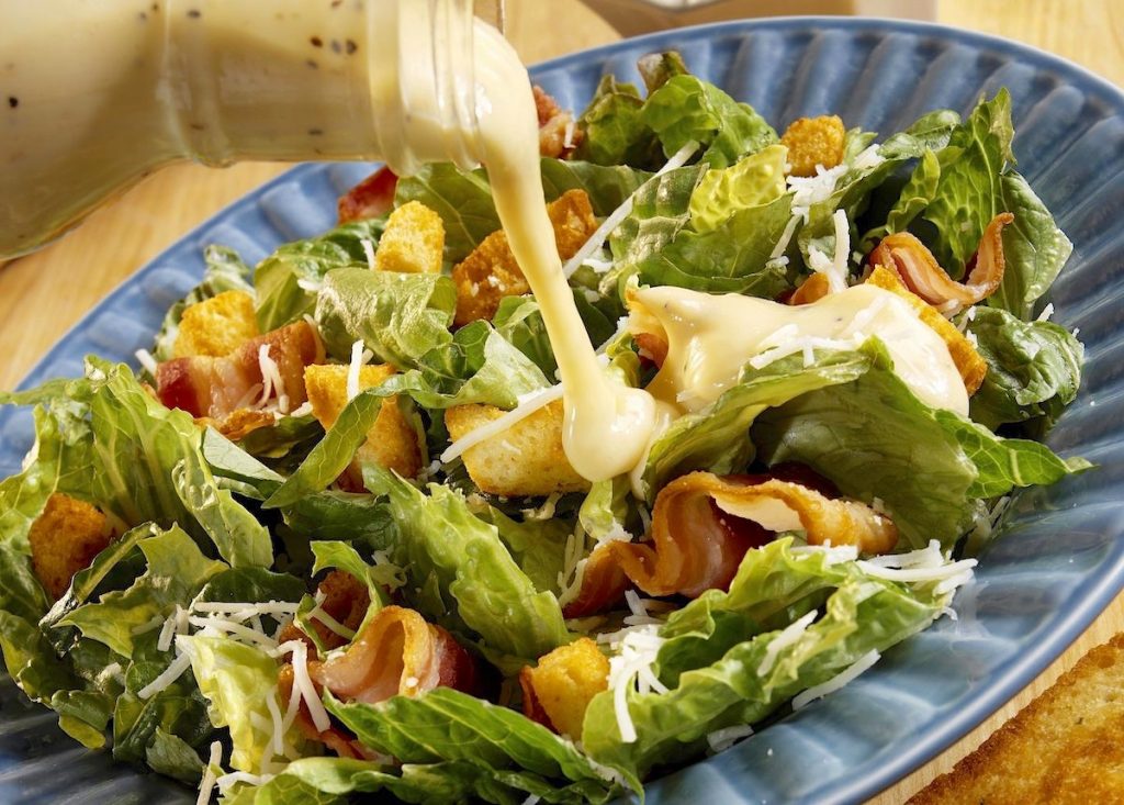 Σαλάτα Καίσαρα: Θερμίδες, νάτριο και διατροφικά στοιχεία – Οφέλη και μειονεκτήματα για την υγεία