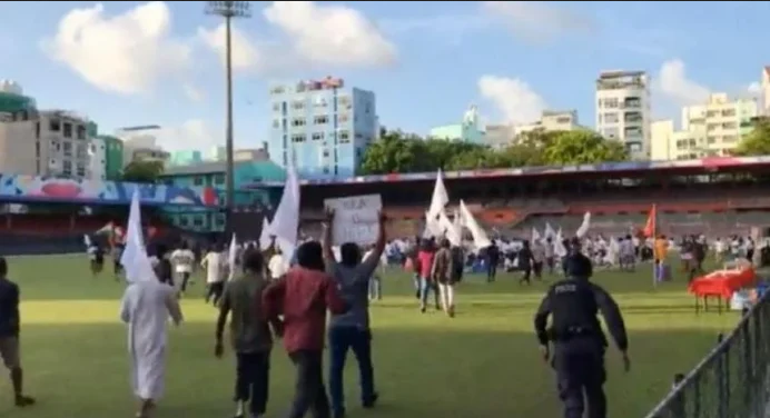 Μαλδίβες: Iσλαμιστές εισέβαλαν σε εκδήλωση γιόγκα και έκαναν «γυαλιά-καρφιά» τον χώρο