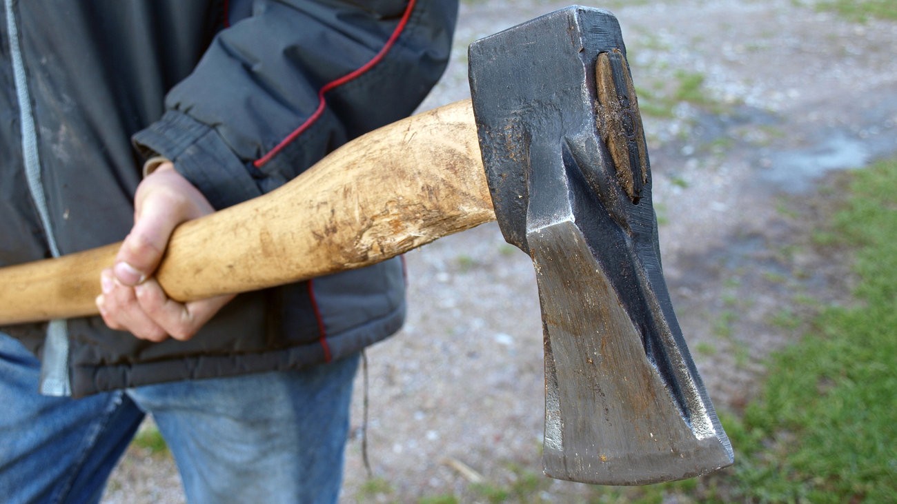Λευκάδα: Άνδρας επιτέθηκε σε συγχωριανό του με τσεκούρι