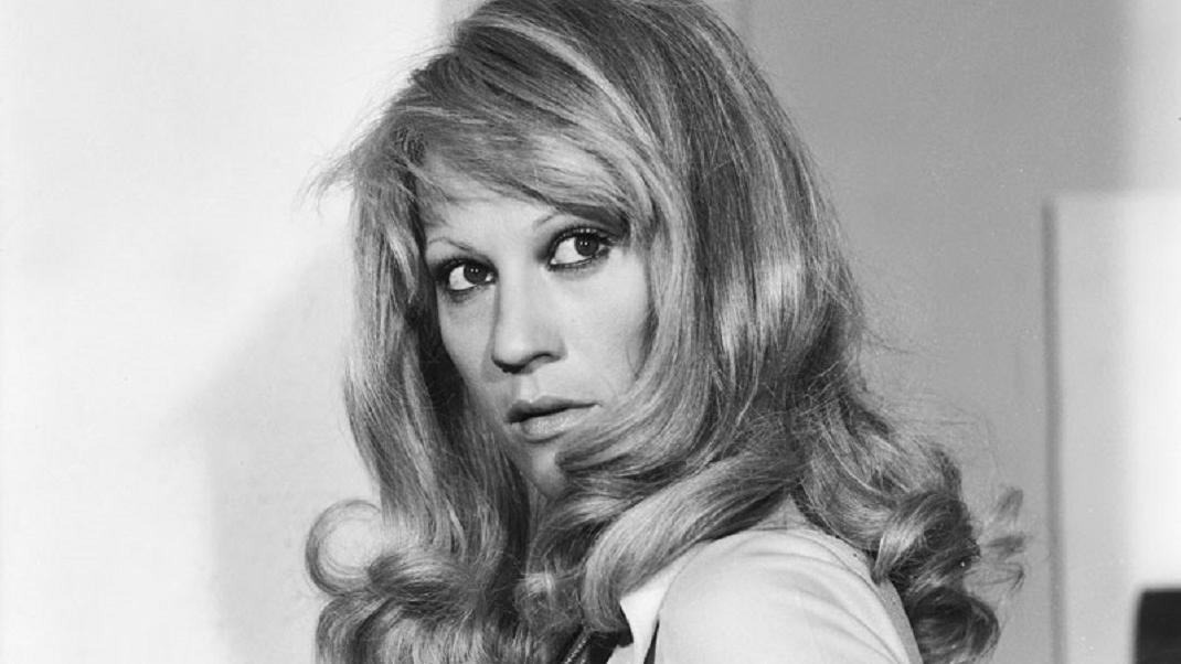 Όταν η Ζωή Λάσκαρη φίλησε στο στόμα τη Μαρινέλλα – Η τολμηρή φωτογραφία της δεκαετίας του ’90