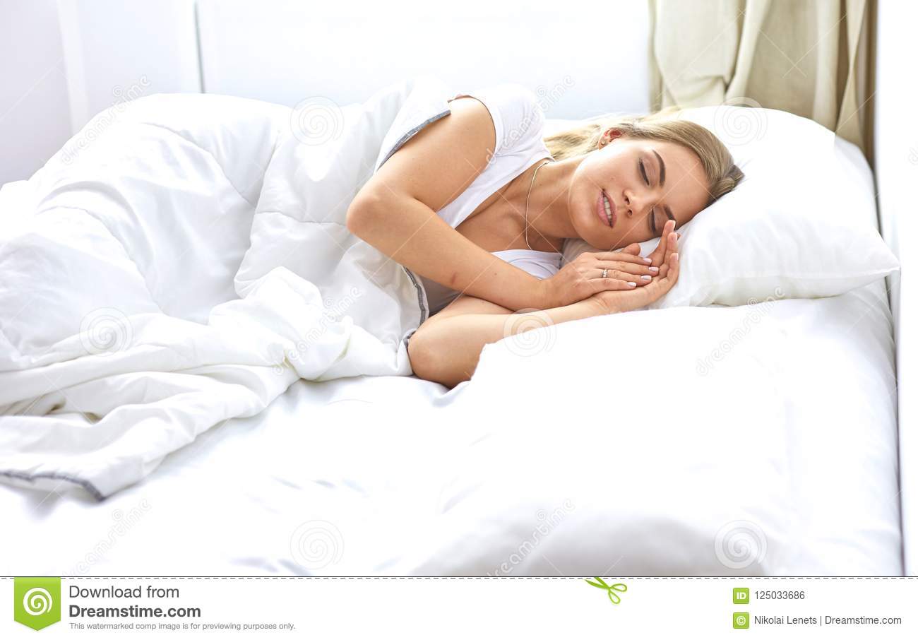 Βραδινό «τσιμπολόγημα» – Πώς μπορεί να επηρεάσει τον ύπνο;