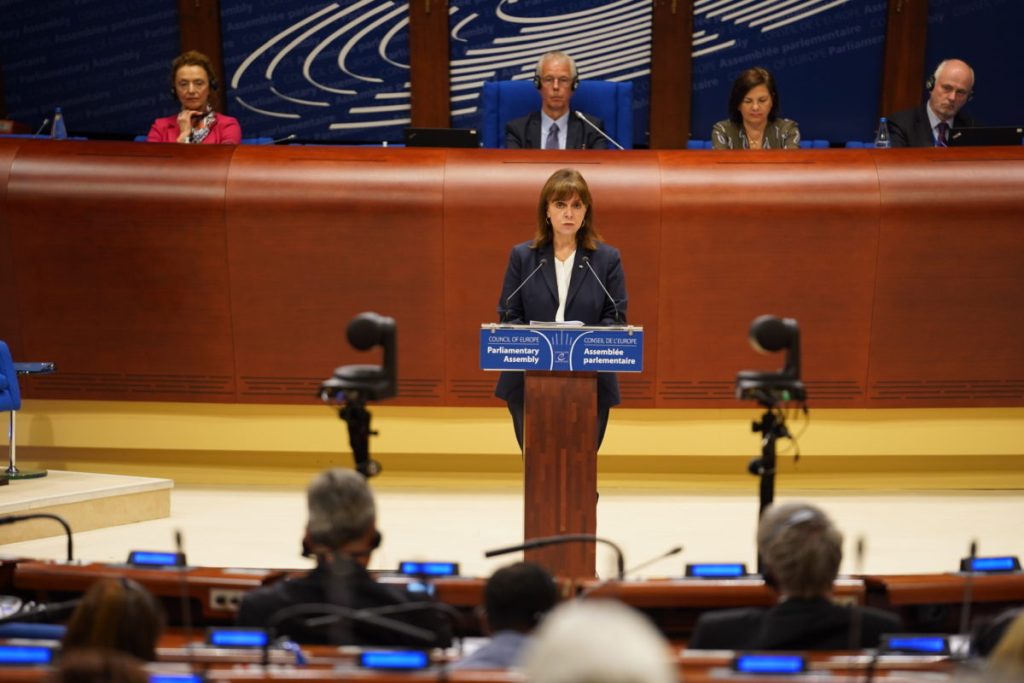 Στρασβούργο: Επίθεση Τούρκου βουλευτή στην ΠτΔ – Η απάντηση της K.Σακελλαροπούλου (βίντεο)