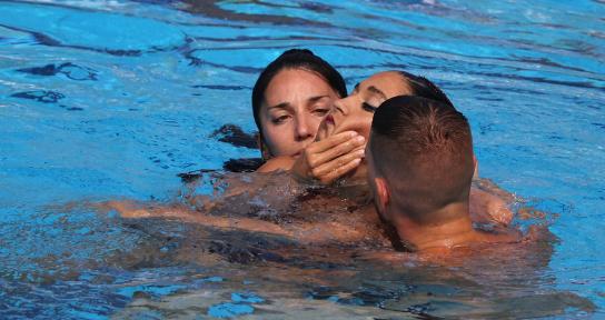 Τρόμος στο Παγκόσμιο Υγρού Στίβου: Αθλήτρια λιποθύμησε μέσα στην πισίνα – Βούτηξε και την έβγαλε σώα η προπονήτριά της (φώτο)