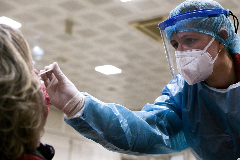 Κορωνοϊός: Όσο πάνε και ανεβαίνουν τα κρούσματα – Πενταψήφιος ξανά ο σημερινός αριθμός