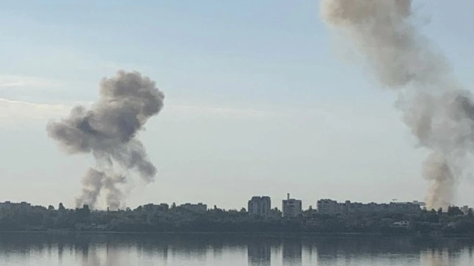 Τουλάχιστον ένας νεκρός από ρωσική πυραυλική επίθεση στο Νικολάιβ (βίντεο)