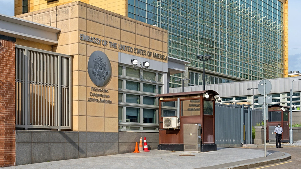 Κάνει πλάκα η Ρωσία: «Πλατεία Λαϊκής Δημοκρατίας του Ντονέτσκ» ο δρόμος μπροστά από την αμερικανική πρεσβεία στη Μόσχα