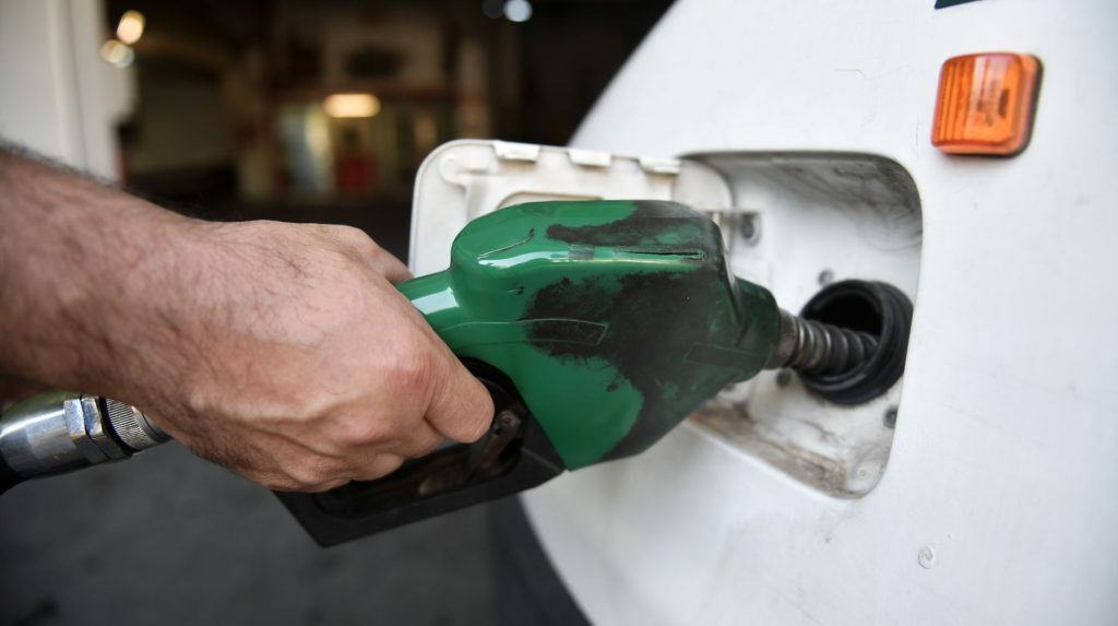 Η ΕΡΤ δείχνει βήμα-βήμα πως να κλέψετε βενζίνη από το ρεζερβουάρ (βίντεο)
