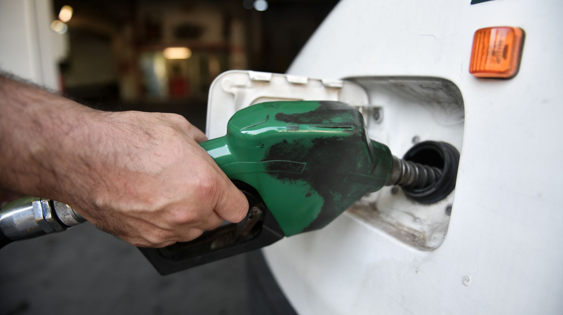 Η ΕΡΤ δείχνει βήμα-βήμα πως να κλέψετε βενζίνη από το ρεζερβουάρ (βίντεο)