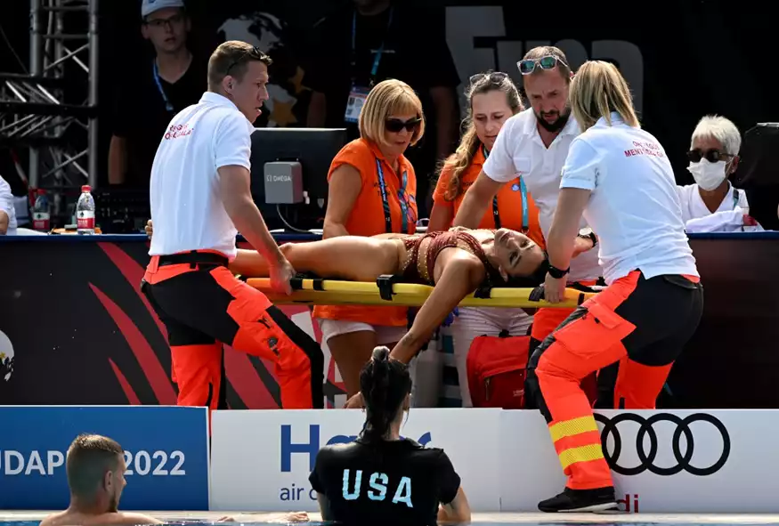 Σοκ: Αθλήτρια έχασε τις αισθήσεις της μέσα στην πισίνα στο Παγκόσμιο Πρωτάθλημα υγρού στίβου
