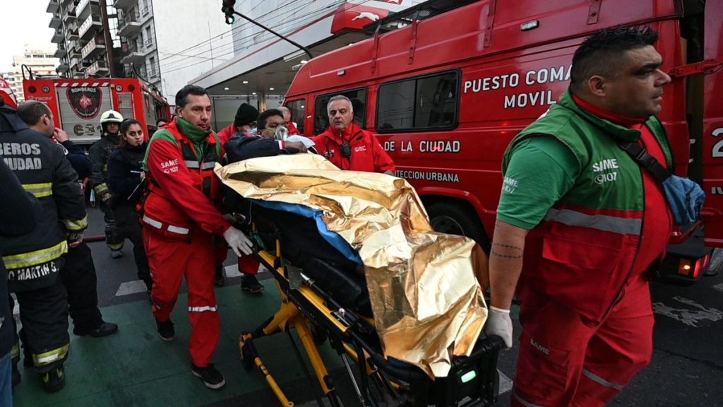 Αργεντινή: Τραγωδία σε πολυκατοικία του Μπουένος Άιρες – Νεκροί 3 παιδιά και 2 γυναίκες από φωτιά και δεκάδες τραυματίες