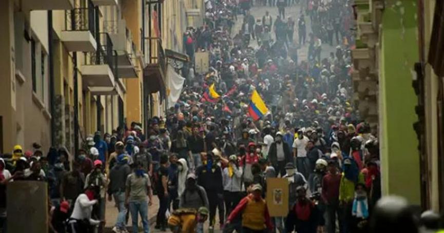 Ισημερινός: Χιλιάδες αυτόχθονες διαδηλώνουν κατά της κυβέρνησης – Νεκροί και τραυματίες στα επεισόδια