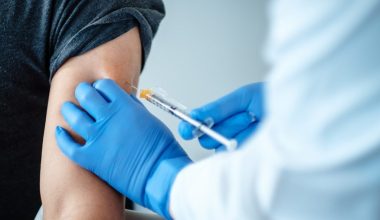 Πολίτες-πειραματόζωα: «Δεν έχουμε επαρκή στοιχεία για το τι περιέχει η 4η δόση εμβολίου αλλά πρέπει να το κάνετε» λέει η κυβέρνηση