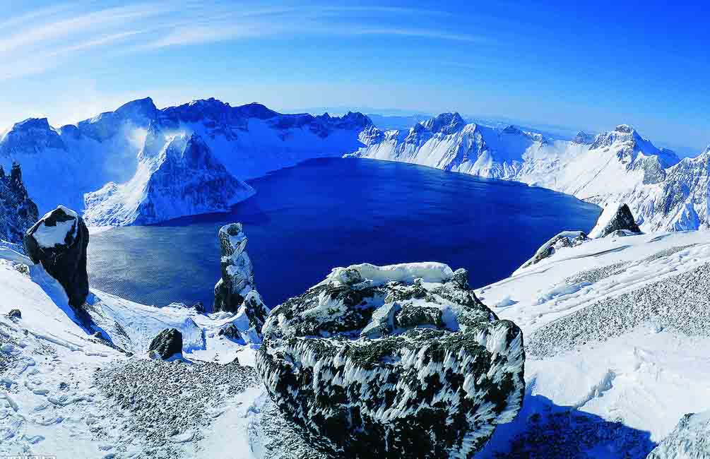 «Είσοδος στον παράδεισο»: «Μαγικές» εικόνες από λίμνη που βρίσκεται στην κορυφή βουνού
