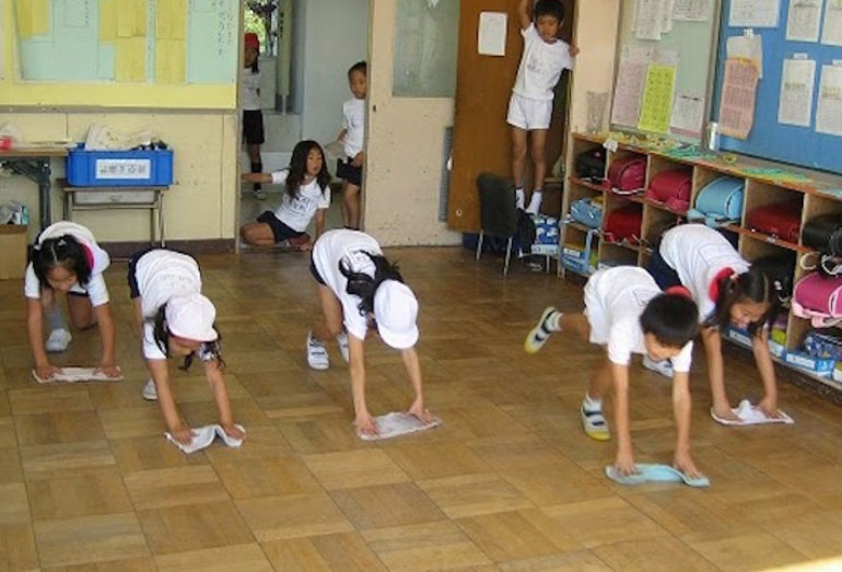 Κι όμως σε κάποια μέρη της Ιαπωνίας το σχολείο το καθαρίζουν… οι μαθητές (βίντεο)