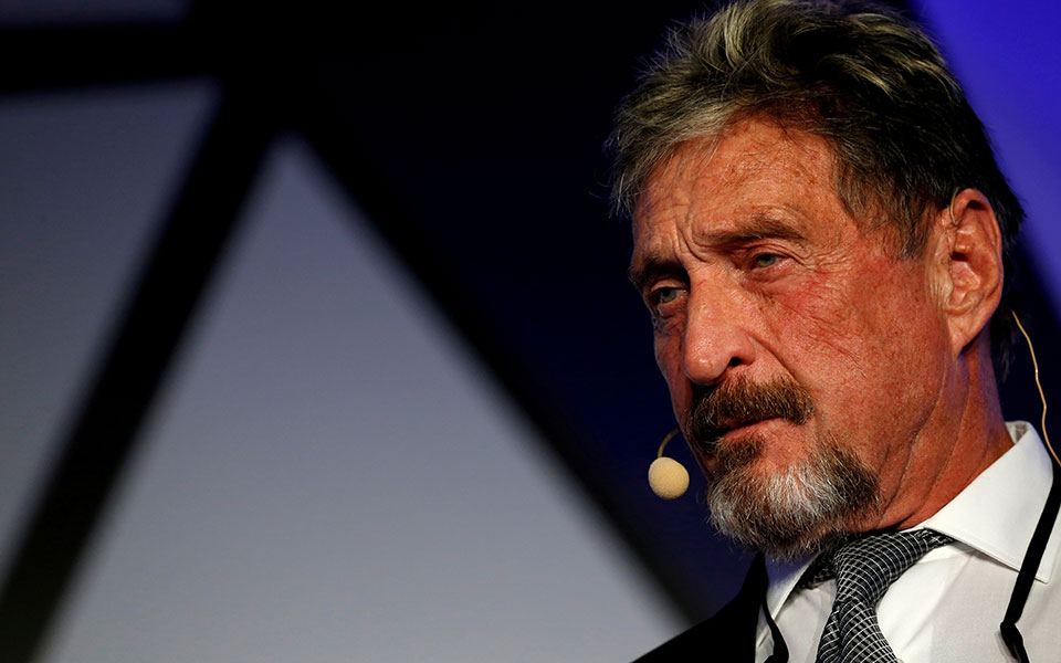 Η σορός του Τζον Μακάφι παραμένει σε νεκροτομείο της Βαρκελώνης έναν χρόνο μετά τον θάνατό του