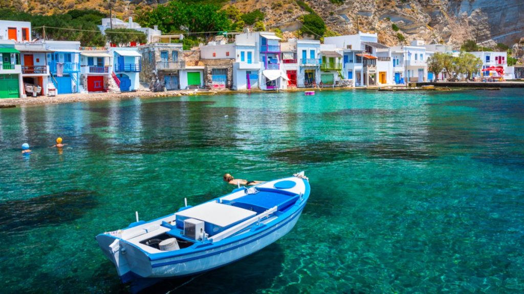 Οι συντάκτες του Conde Nast Traveller επιλέγουν τη Μήλο για τις καλοκαιρινές διακοπές του 2022