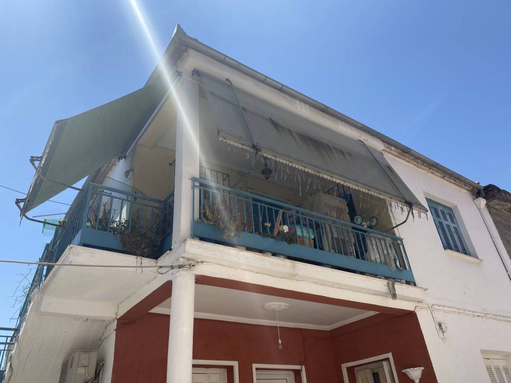 Λάρισα: Mε κοινωνικές λειτουργούς η 51χρονη που την έκλεισε η μητέρα της για 42 χρόνια στο σπίτι