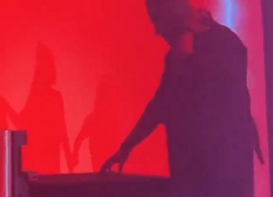 Εικόνες για… κλάματα στα MAD VMA: DJ έπαιζε στη σκηνή χωρίς… κονσόλα και έγινε viral (βίντεο)