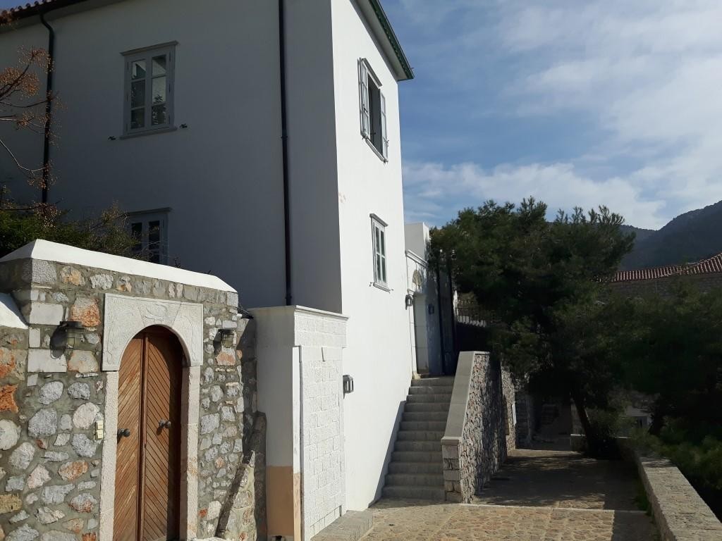 Δικαστική διαμάχη για την βίλα Κοντομηνά στην Ύδρα