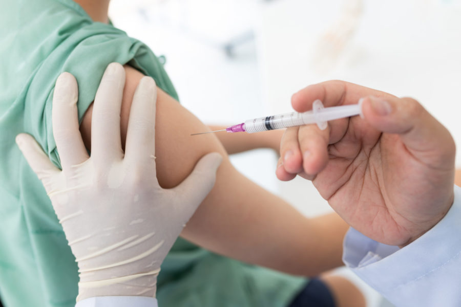 Η Εθνική Επιτροπή Εμβολιασμών δεν συστήνει εμβολιασμό στους κάτω των 60 που δεν έχουν προβλήματα