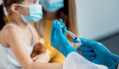 Αποκαλύψεις-σοκ από την παιδοχειρουργό της Λάρισας: «Ο μυϊκός ιστός των εμβολιασμένων παιδιών έχει γίνει χλαπάτσα»!