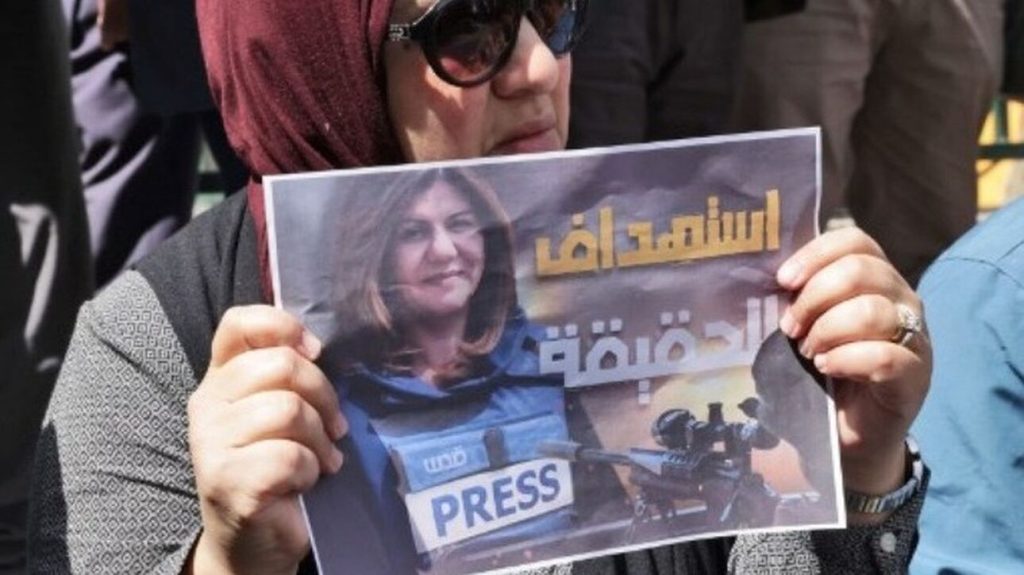 Ισραήλ: O στρατός αναφέρει πως είναι αδύνατο να προσδιοριστεί πως σκοτώθηκε η δημοσιογράφος Σιρίν Αμπού Άκλεχ