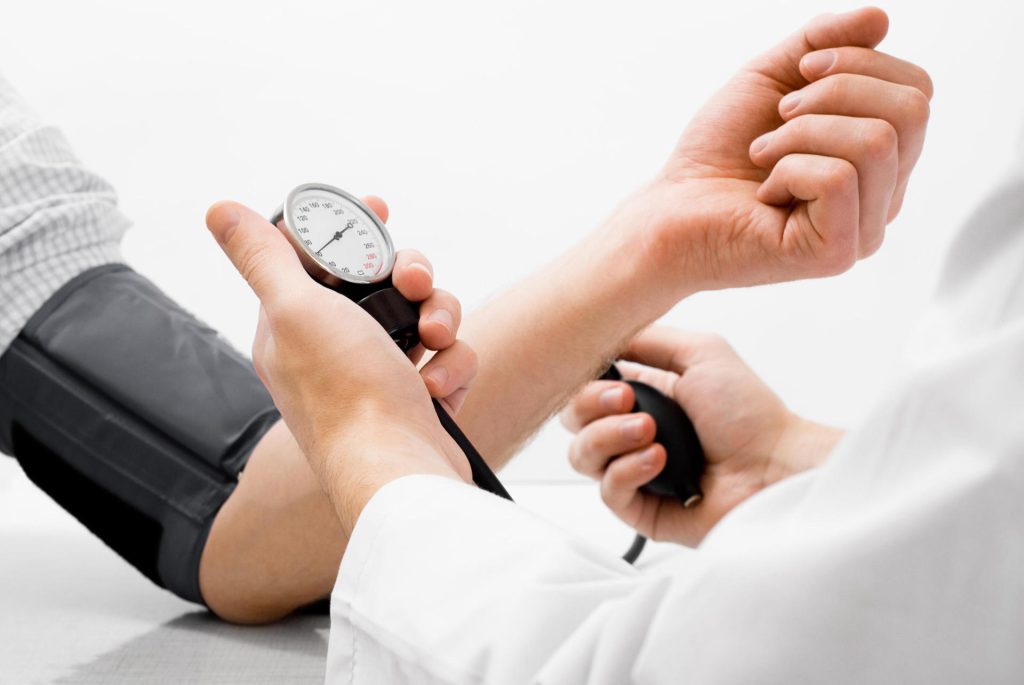 Υπέρταση: Αυτές είναι οι τέσσερις χειρότερες συνήθειες που «εκτοξεύουν» την πίεση αίματος