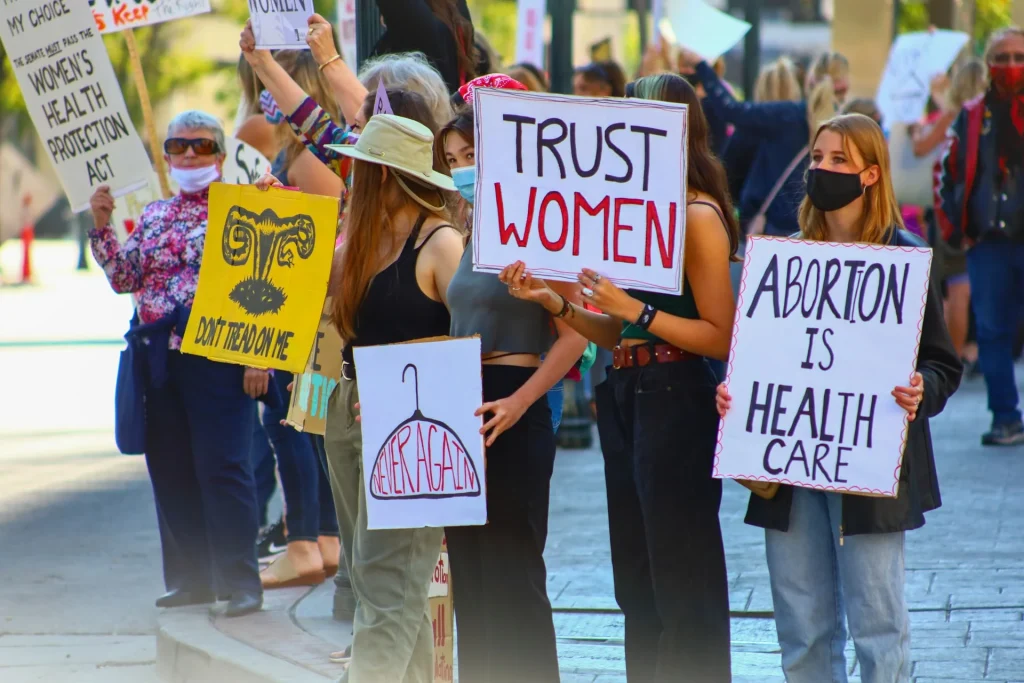 Λευκός Οίκος: Καταδίκασε την «δυνητικά καταστροφική και επικίνδυνη» απόφαση για την άμβλωση στην Αριζόνα