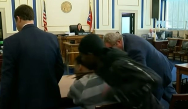 Πατέρας ξυλοκοπεί άγρια μέσα στο δικαστήριο τον δολοφόνο της γυναίκας και του γιου του (βίντεο)