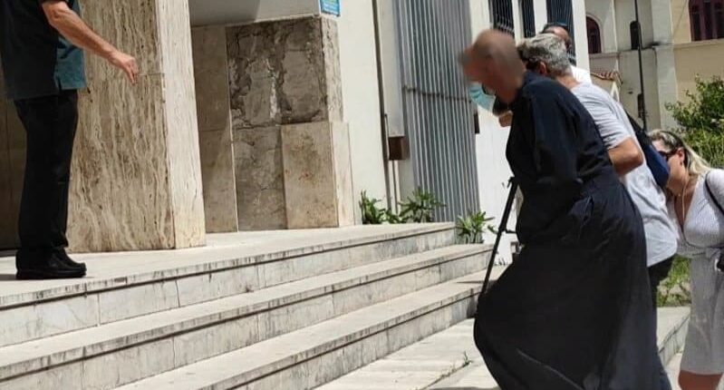 Στο εδώλιο στις 4 Ιουλίου ο προφυλακισμένος ιερέας στο Αγρίνιο που κατηγορείται για βιασμό, ασέλγεια και πορνογραφία