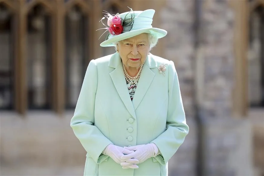 Bασίλισσα Ελισάβετ: Ανησυχία με την κατάσταση της υγείας της – Φαίνεται να έχει «συρρικνωθεί» (φώτο)