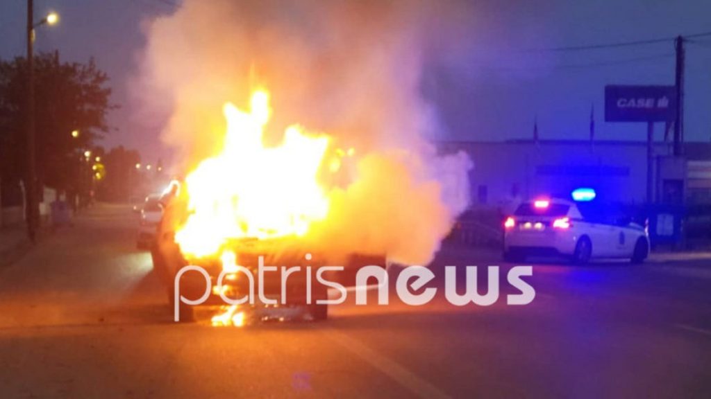 Ηλεία: Αυτοκίνητο τυλίχθηκε στις φλόγες – Πρόλαβαν και το εγκατέλειψαν οι επιβάτες