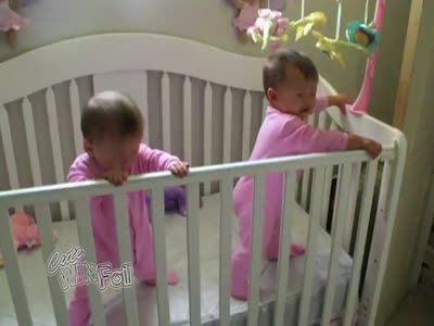 Δίδυμα φτερνίζονται ταυτόχρονα ξεκαρδιστικό θέαμα! (βίντεο)