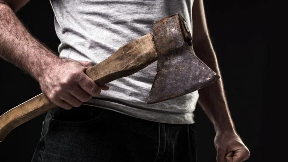 Φρίκη: 56χρονη δέχθηκε άγρια επίθεση με 15 τσεκουριές από τον σύζυγό της – «Περίμενα το θάνατό μου»