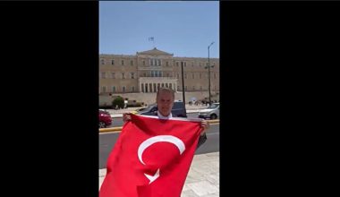 Τούρκος πολιτικός έβγαλε την τουρκική σημαία έξω από την ελληνική Βουλή (βίντεο)