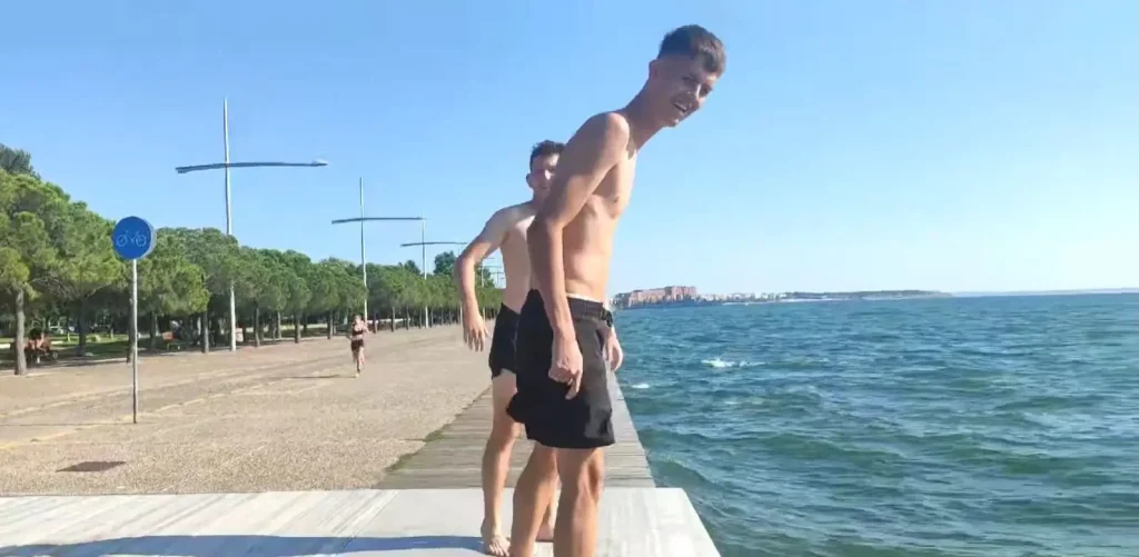 Θεσσαλονίκη: «Ατρόμητοι» νεαροί τουρίστες κάνουν βουτιά στον Θερμαϊκό (βίντεο)