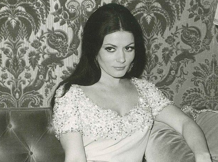 Σπάνιο κλικ: Η Ζωζώ Σαπουντζάκη με διχτυωτό μίνι σύνολο και βινύλ μπότες τη δεκαετία του ’60 (φωτο)