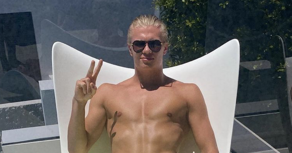 Ε.Χάλαντ: Έπαιξε μπάλα με παιδιά σε παραλία της Μαρμπέγια (βίντεο)