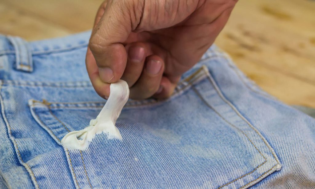 Δείτε πώς θα αφαιρέσετε την κολλημένη τσίχλα από τα ρούχα και τα χαλιά