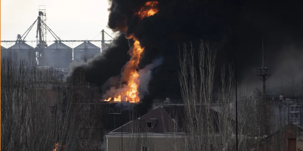 Νέες εκρήξεις σε Κίεβο και Τσερκάσι, μετά το πλήγμα από ρωσικούς πυραύλους σε συγκρότημα κατοικιών