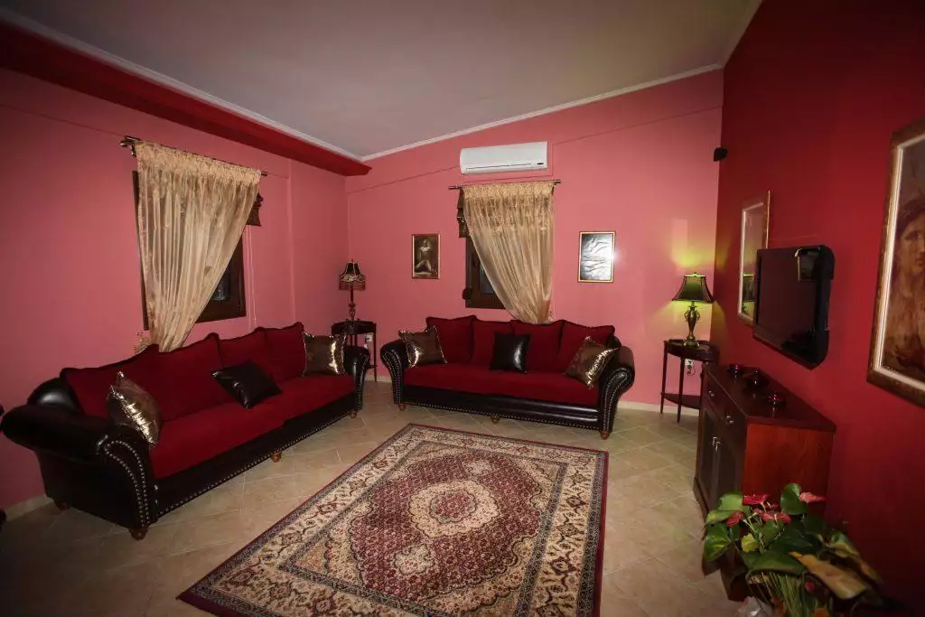 Χιλή: Άνδρας πηδάει από παράθυρο οίκου ανοχής για να γλιτώσει από τις ιερόδουλες που τον κυνηγούν (βίντεο)