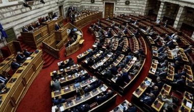 Βουλή: Κατατίθεται η τροπολογία για τη διατήρηση του υπερμειωμένου ΦΠΑ σε μάσκες και αντισηπτικά