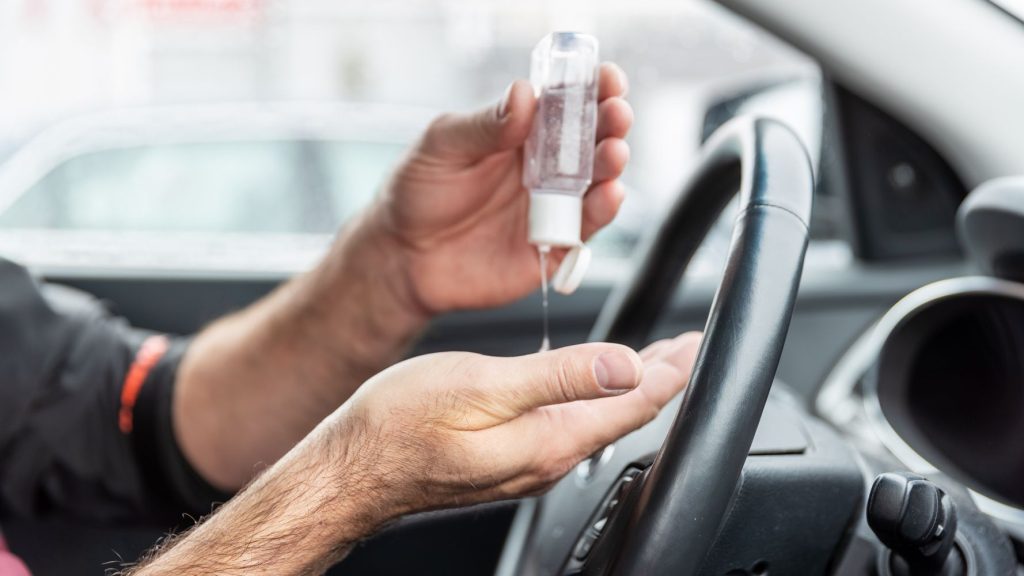 Προσοχή: Δείτε γιατί δεν πρέπει να αφήνετε το αντισηπτικό μέσα στο αυτοκίνητο όταν έχει ζέστη