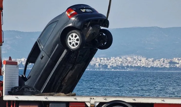 Τραγωδία στη Θεσσαλονίκη: Μητέρα και γιος οι δύο νεκροί – Είχαν δεθεί με χειροπέδες και στο τιμόνι του αυτοκινήτου (βίντεο)