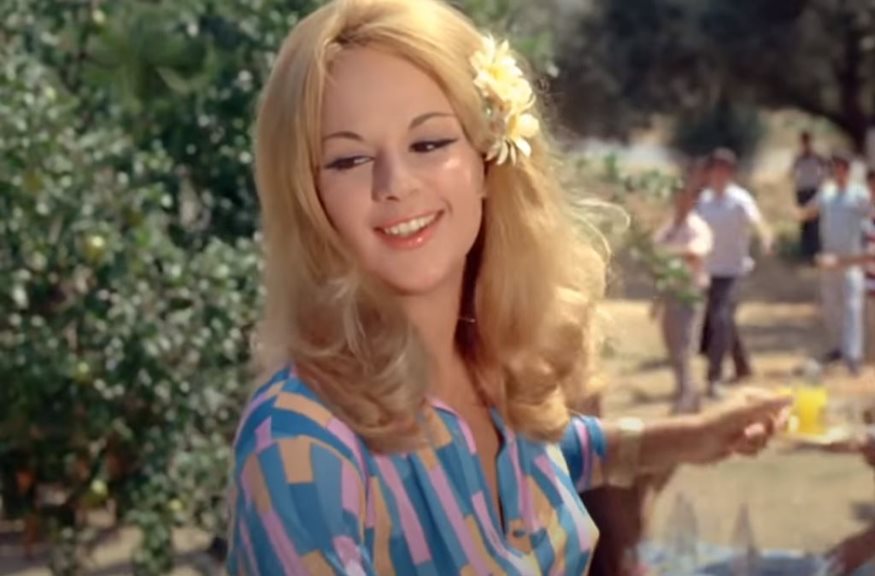 Σπάνιο κλικ: Η Αλίκη Βουγιουκλάκη γυμνή στον Θεολόγο (φωτο)