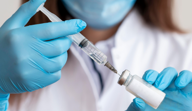 Άνοιξε η πλατφόρμα για τον εμβολιασμό κατά της Covid-19 για τη τέταρτη δόση του εμβολίου στους 30-59 ετών