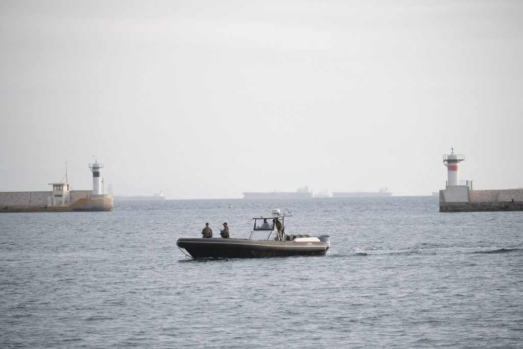 Σοκ στη Θεσσαλονίκη: Νεκροί οι δύο επιβαίνοντες του ΙΧ που έπεσε στη θάλασσα – Είχαν τα χέρια τους δεμένα με χειροπέδες στο τιμόνι (upd)