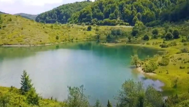 Τελευταίο αντίο στον 16χρονο που πέθανε στη λίμνη Αώου: Θρήνος στην κηδεία του (βίντεο)