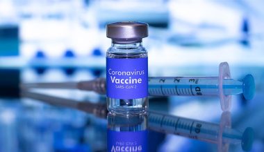 Δημήτρης Γάκης: «Εντελώς αναποτελεσματικά τα εμβόλια κατά του κορωνοϊού – Τρίπλοεμβολιασμένοι το 56% των διασωληνωμένων»
